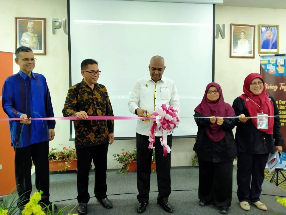 Khairudin (tengah) ketika menyempurnakan program Rising Together anjuran bersama UKM - GSB dan FELCRA Berhad di Pusat Sekretariat Pembangunan Usahawan Negeri Perak di sini pada Khamis.