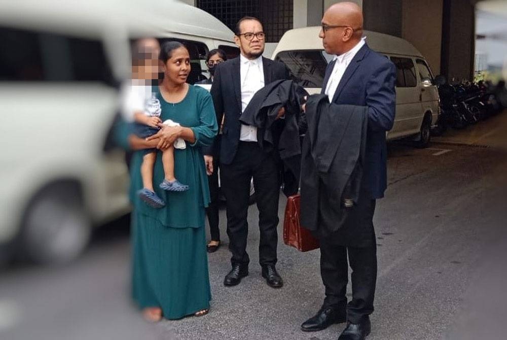 Devaki ketika bersama peguamnya selepas selesai prosiding.