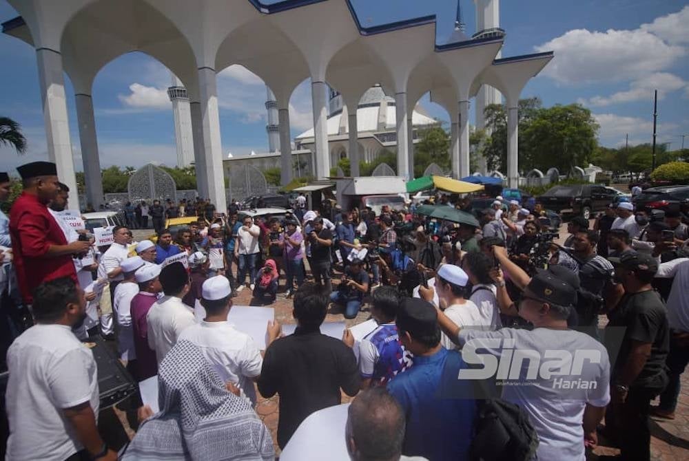 Himpunan Daulat Tuanku Pertahankan Institusi Diraja yang diadakan di hadapan Masjid Sultan Salahuddin Abdul Aziz Shah pada Jumaat. - Foto Sinar Harian ROSLI TALIB