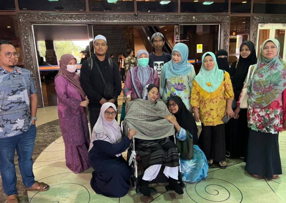 Hasmah Hamid (tengah) selamat tiba di Lapangan Terbang Sultan Mahmud (LTSM) di Kuala Nerus pada jam 5.30 petang pada Khamis.