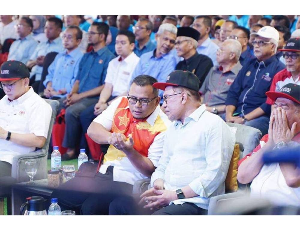 Menteri Besar Selangor, Datuk Seri Amirudin Shari bersama Perdana Menteri, Datuk Seri Anwar Ibrahim pada program Agro Madani.
