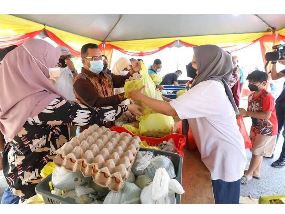  Amirudin sendiri turut turun padang meninjau program Madani Afiat dan Jualan Ehsan Rakyat.