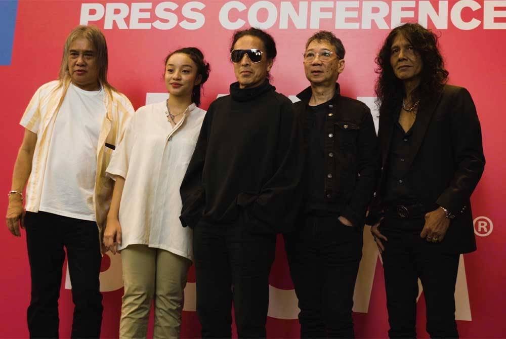 Amy (tengah) pada sidang media berkenaan konsert Fantasia Bulan Salju.