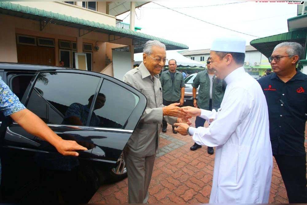 Kehadiran Tun Mahathir disambut oleh ahli keluarga Tok Guru Nik Aziz termasuk anak lelakinya, bekas Ahli Parlimen Bachok, Nik Mohamad (kanan) di Pulau Melaka, Kota Bharu. -
Foto HARAKAHDAILY