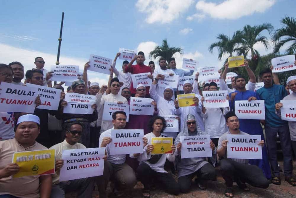 Lebih 100 Pemuda UMNO Selangor dan Pemuda PH Selangor berhimpun pada Himpunan Daulat Tuanku:Pertahankan Institusi Diraja di pekarangan luar Masjid Sultan Salahuddin Abdul Aziz Shah di Shah Alamnsini pada Jumaat.