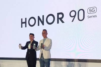 Matthew (kanan) bersama Ketua Pegawai Eksekutif Honor Malaysia, Justin Li ketika pelancaran Honor 90 5G pada Khamis.