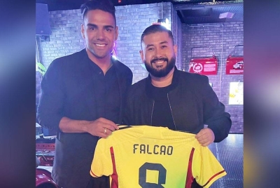 Tunku Ismail (kanan) mendedahkan harga Falcao yang terlampau tinggi menjadi sebab JDT menarik diri daripada menandatangani pemain itu.