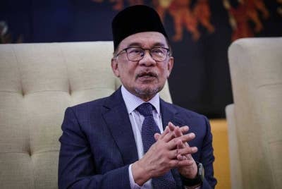 Anwar ketika sidang media bersama wartawan Malaysia di Lapangan Terbang Antarabangsa Noi Bai sebelum berlepas pulang ke Kuala Lumpur hari ini. - Foto Bernama