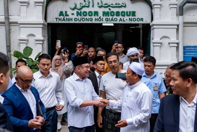 Kunjungan Perdana Menteri ke Masjid Al-Noor di Hanoi untuk menunaikan solat Jumaat adalah agenda tetap semasa lawatannya ke Vietnam. - Foto Facebook Anwar Ibrahim