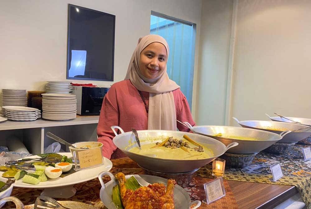 Siti Nafisah memberitahu masak lemak siput sedut merupakan antara sajian yang paling laris dijual di Bawwang Cafe.