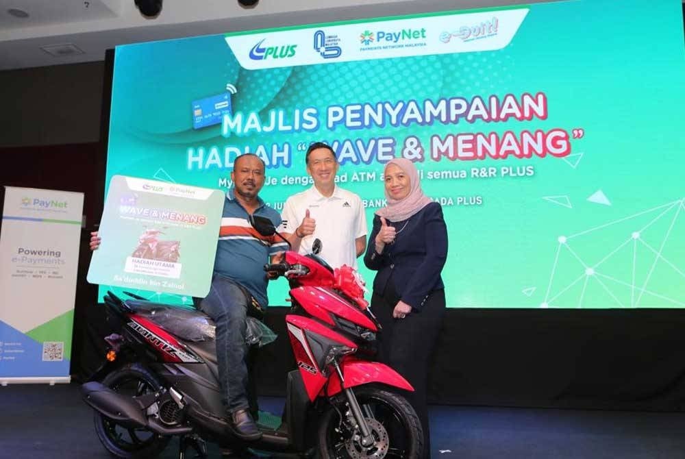 Sa'duddin Zainol membawa pulang motosikal Yamaha Ego Avantis bernilai lebih RM6,000 berserta 50,000 mata ganjaran PLUSMiles