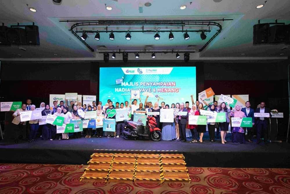 PLUS bersama pemenang Kempen R&R MyDebit 'Wave & Menang'