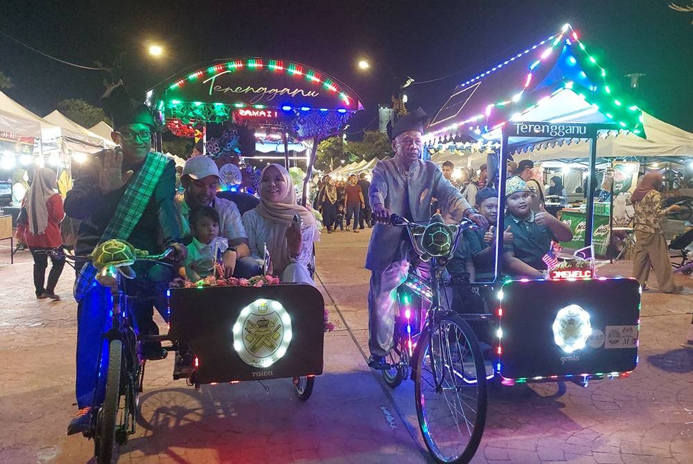 Dua Beca Warisan di Payang Walk.