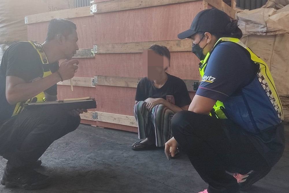 Antara pekerja asing di sebuah kilang di Bukit Kemuning, Shah Alam yang ditahan polis pada Jumaat.