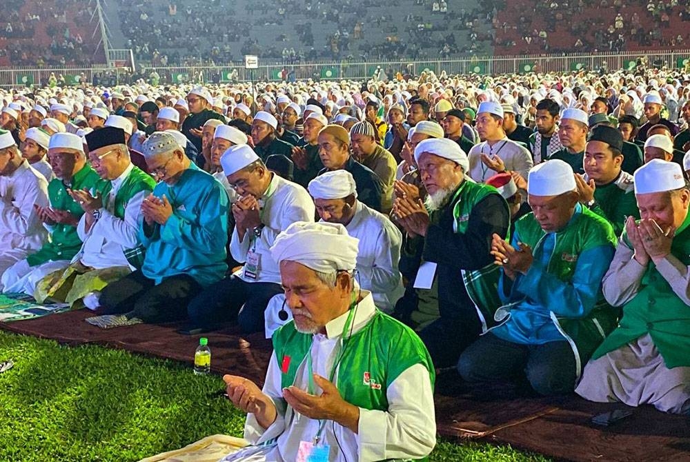 Mohd Amar (kanan) bersama kepimpinan Pas dan rakyat berdoa memohon kemenangan Pas pada PRN 12 Ogos nanti pada Program Munajat Rakyat Kelantan Ppakat Pertahan dan Amanah Pimpinan di Stadium Sultan Muhammad IV, Kota Bharu.