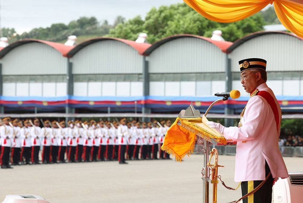 Yang di-Pertuan Agong Al-Sultan Abdullah Ri'ayatuddin Al-Mustafa Billah Shah berkenan menyampaikan titah pada Istiadat Perbarisan Pentauliahan Diraja dan Pengurniaan Watikah Tauliah Pegawai Kadet Angkatan Tentera Malaysia (ATM) 2023 di Kem Perdana Sungai Besi, hari ini. - Foto Bernama