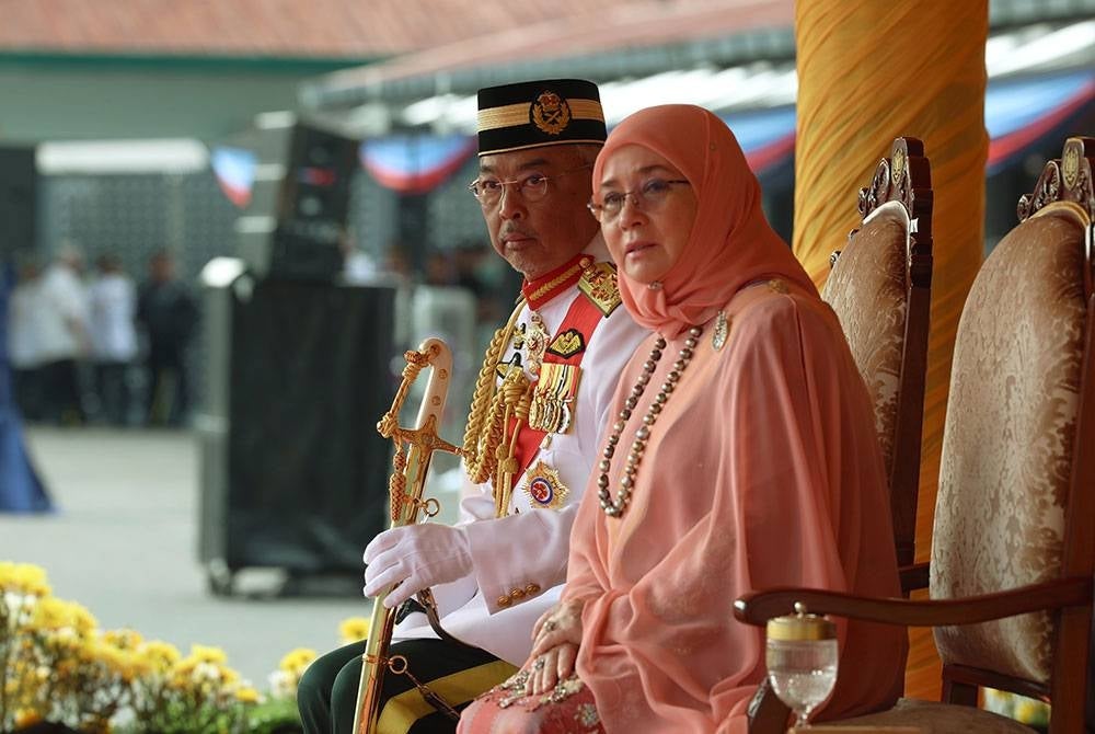 Yang di-Pertuan Agong Al-Sultan Abdullah Ri'ayatuddin Al-Mustafa Billah Shah berangkat menyempurnakan Istiadat Perbarisan Pentauliahan Diraja dan Pengurniaan Watikah Tauliah Pegawai Kadet Angkatan Tentera Malaysia (ATM) 2023 di Kem Perdana Sungai Besi, hari ini. - Foto Bernama