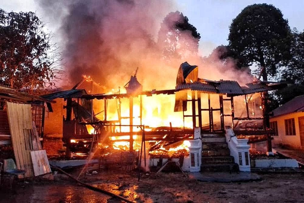 Tujuh beranak hilang tempat tinggal selepas rumah yang didiami di Kampung Sungai Petai terbakar di sini, pada malam Jumaat.