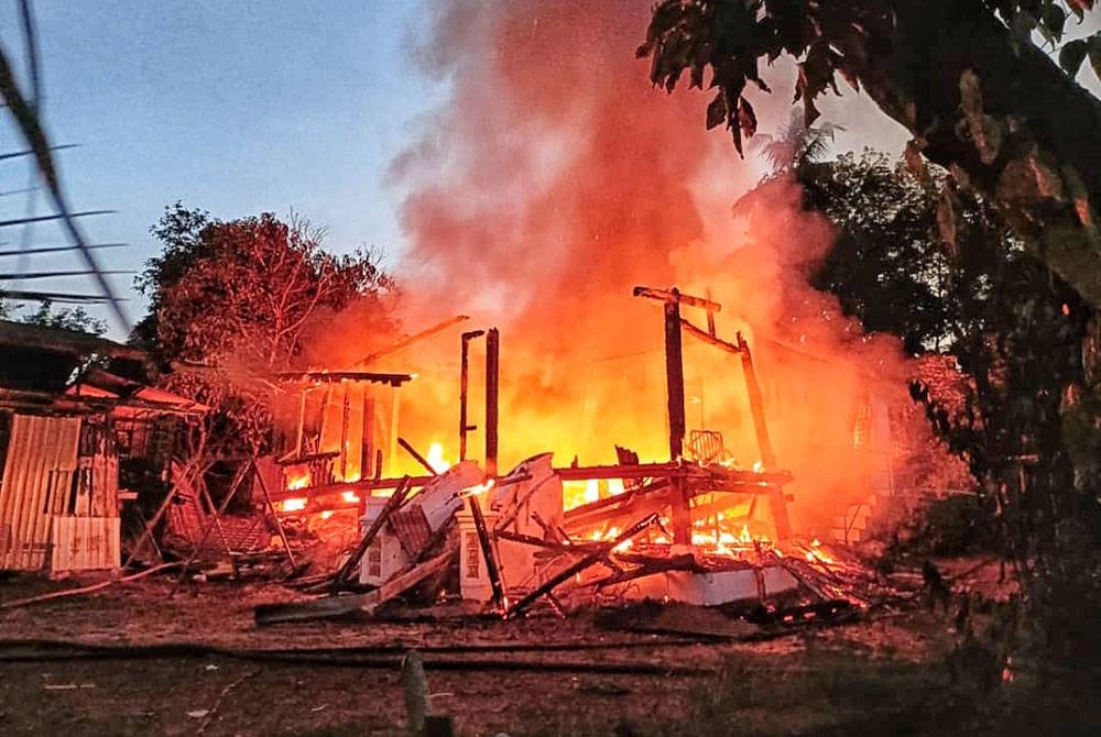 Rumah pusaka didiami Mohd Faizal sekeluarga di Kampung Sungai Petai terbakar di sini, pada malam Jumaat.