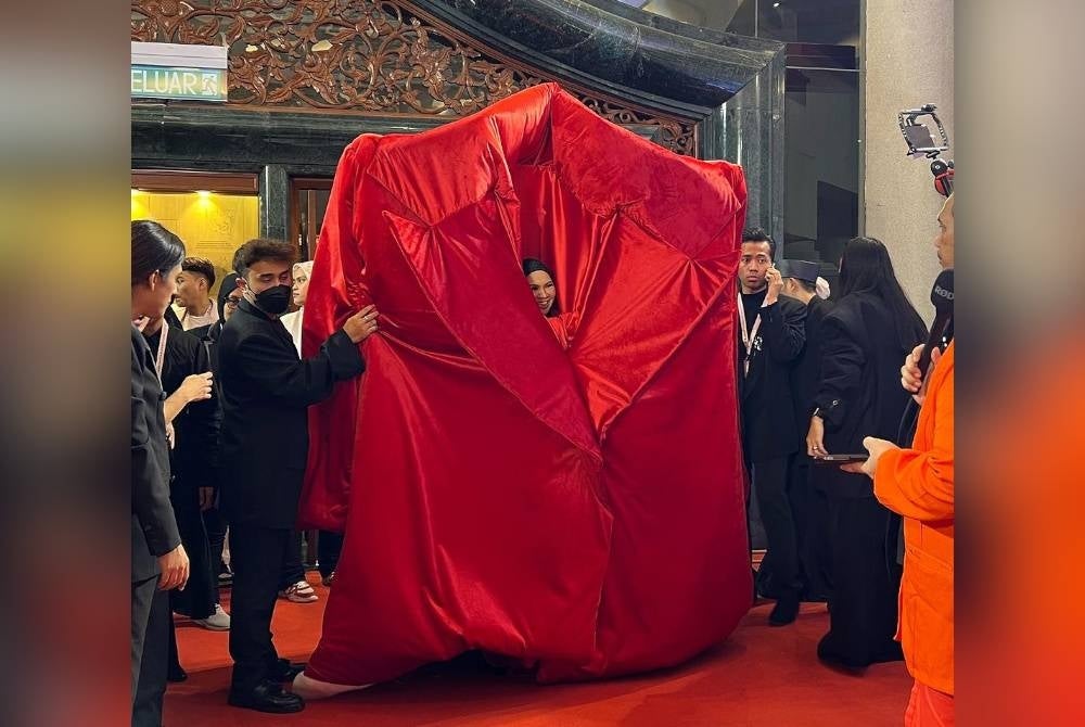 Aina mengenakan blazer saiz gergasi berona merah. - Foto TV3