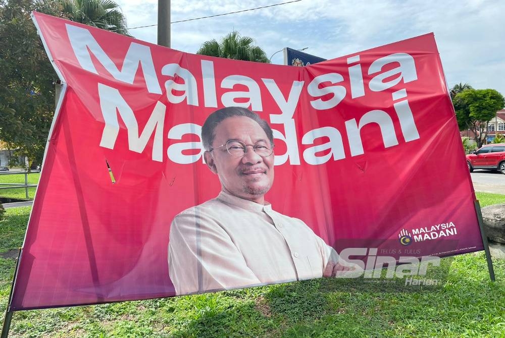 Kualiti papan iklan 'Malaysia Madani' yang disifatkan tidak kukuh dan membahayakan pengguna jalan raya.