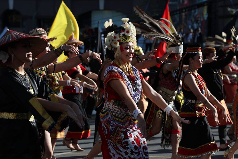 Kontinjen daripada pelbagai jabatan mempersembahkan tarian kebudayaan pada Sambutan Perayaan 60 Tahun Sarawak Merdeka di Padang Merdeka hari ini.