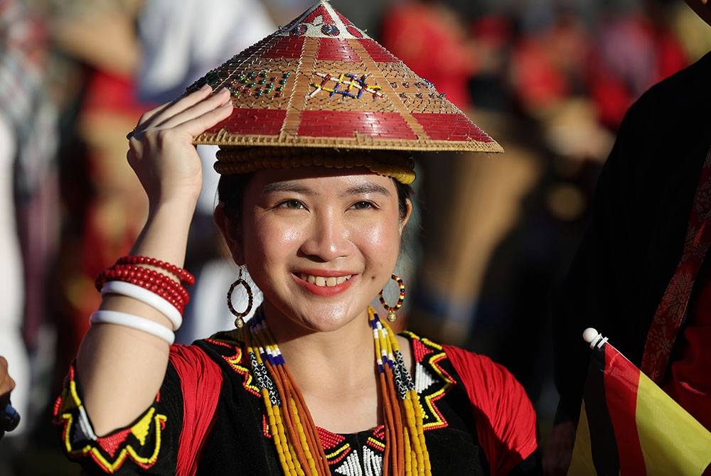 Peserta dari etnik Lunbawang Sarawak yang mengambil bahagian pada Perhimpunan dan Perarakan Sambutan 60 Tahun Sarawak Merdeka di Padang Merdeka, hari ini.