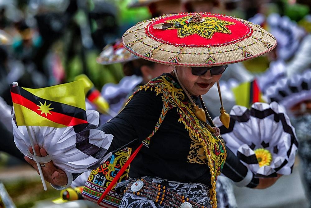 Antara persembahan peserta berpakaian tradisional kaum Orang Ulu Sarawak yang mengambil bahagian pada Perhimpunan dan Perarakan Sambutan 60 Tahun Sarawak Merdeka di Padang Merdeka, hari ini.