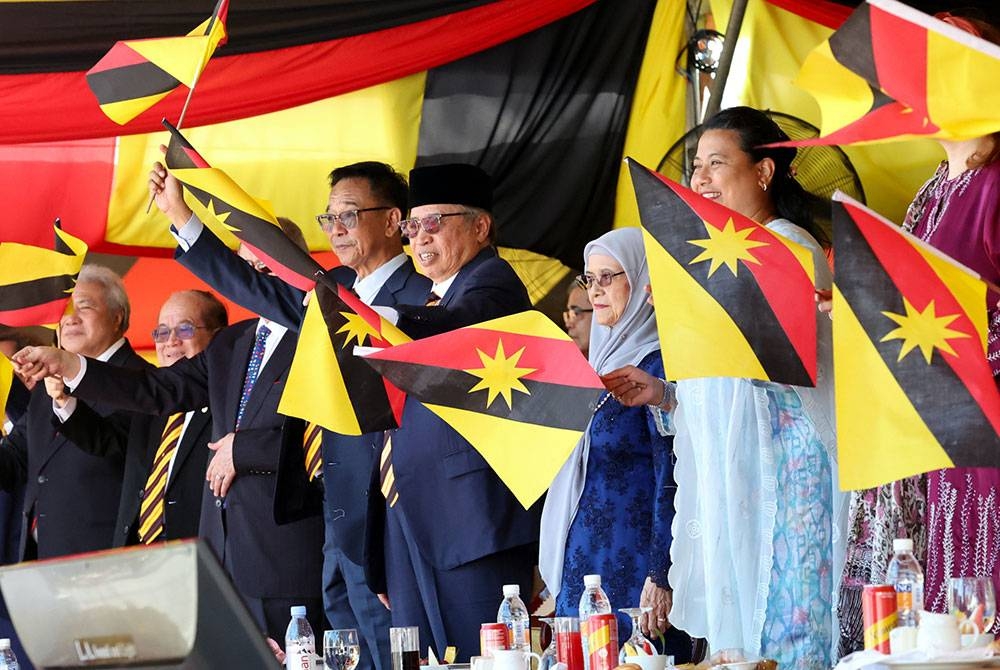 Premier Sarawak Tan Sri Abang Johari Tun Openg dan Puan Sri Juma’ani Tuanku Bujang mengibarkan bendera Sarawak pada majlis perarakan kontinjen sempena Sambutan Perayaan 60 Tahun Sarawak Merdeka di Padang Merdeka hari ini.
Turut sama ketiga-tiga timbalannya Datuk Amar Awang Tengah Ali Hasan, Datuk Amar Douglas Uggah Embas dan Datuk Seri Sim Kui Hian serta Menteri Pelancongan Industri Kreatif dan Seni Persembahan Datuk Seri Abdul Karim Rahman Hamzah.
