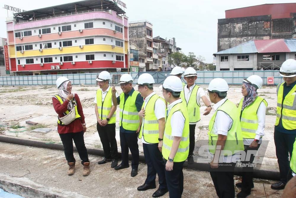 Kor Ming (empat dari kiri) melawat tapak Pasar Taiping yang dibina semula dengan mengekalkan warisan sejarahnya yang berusia 139 tahun.