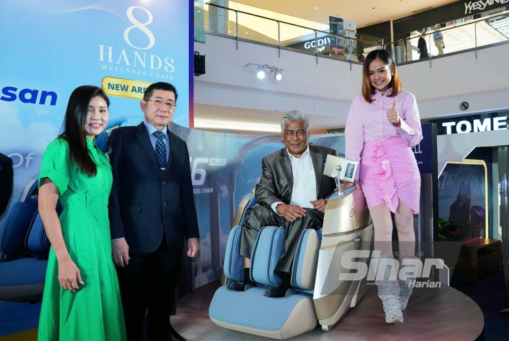 Datuk Jalaluddin Hassan (tengah) mencuba kerusi urut Gintell S6 Plus 8-Hands Wellness Chair. - Foto Sinar Harian MOHD HALIM ABDUL WAHID