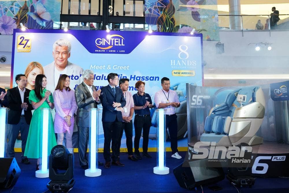 Duta jenama Gintell, Datuk Jalaluddin Hassan (tiga dari kiri) pada majlis pelancaran kerusi urut Gintell S6 Plus 8-Hands Wellness Chair di IOI City Mall pada Sabtu. - Foto Sinar Harian MOHD HALIM ABDUL WAHID