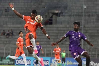 Pemain Kuching City, Abu Kamara (kiri) mengawal bola pada saingan Liga Super di Stadium Negeri pada Jumaat.