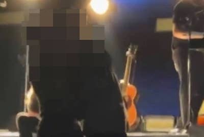 Aksi kurang sopan dalam konsert yang berlangsung di Litar Antarabangsa Sepang, malam tadi.