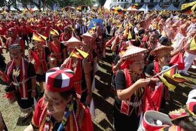 Peserta dari etnik Bidayuh Sarawak mengibarkan bendera negeri pada Perhimpunan dan Perarakan Sambutan 60 Tahun Sarawak Merdeka di Padang Merdeka, hari ini. - Foto Bernama