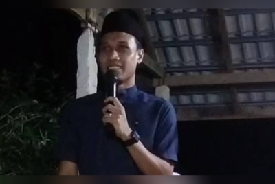Baddrol berucap pada Program Sembang Santai Geng Muda di Kampung Lubuk Perong, Pedu pada malam Jumaat.