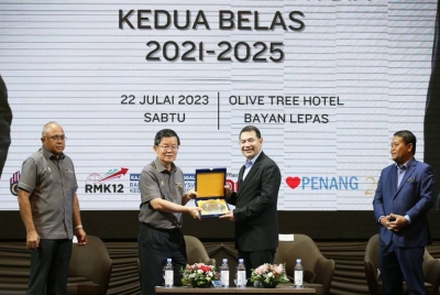 Kon Yeow (dua dari kiri) menyerahkan cenderahati kepada Rafizi pada Sesi Libat Urus Kajian Separuh Penggal Rancangan Malaysia Ke-12 Bersama Kerajaan Pulau Pinang pada Sabtu.