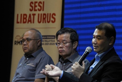 Rafizi (kanan) mengadakan sesi dialog pada Sesi Libat Urus Kajian Separuh Penggal Rancangan Malaysia Ke-12 Bersama Kerajaan Negeri Pulau Pinang pada Sabtu. - Foto Bernama