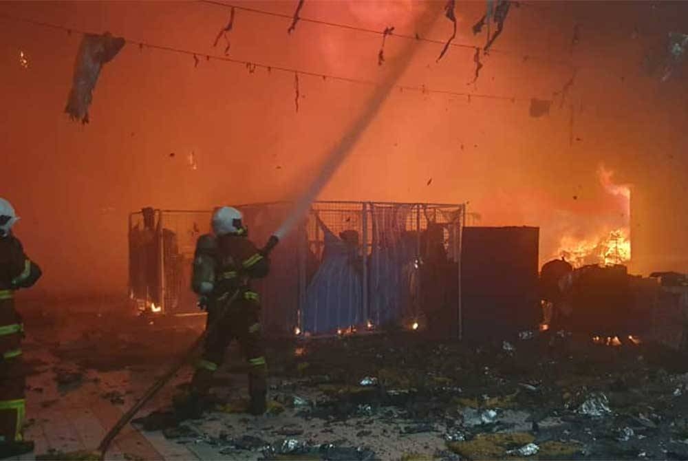 Anggota bomba memadam kebakaran di Larkin Sentral pada pagi Ahad.