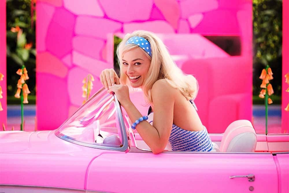 Margot Robbie menampilkan lakonan yang sangat comel sebagai Barbie.- Foto Warner Bros Pictures