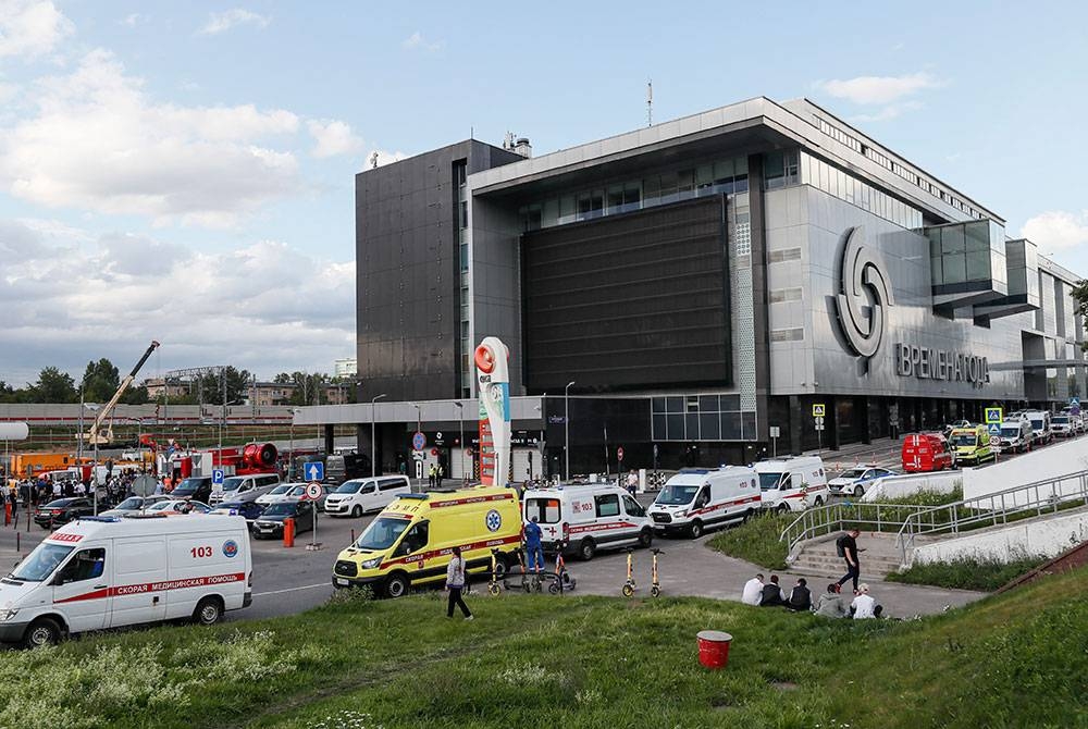 Sekurang-kurangnya empat orang terbunuh dan beberapa lagi melecur teruk akibat paip air panas pecah di sebuah pusat membeli-belah di Moscow pada Sabtu. - Foto EPA