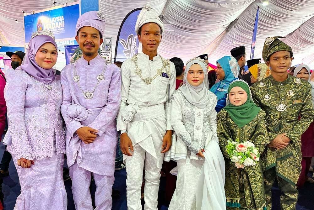 Pasangan pengantin Orang Asli suku kaum Temiar yang diraikan sempena Program Jom Kahwin pada program Sentuhan Kasih Desa Madani Negeri Kelantan di Dataran Kesedar Paloh 2 pada Ahad. - Foto Bernama