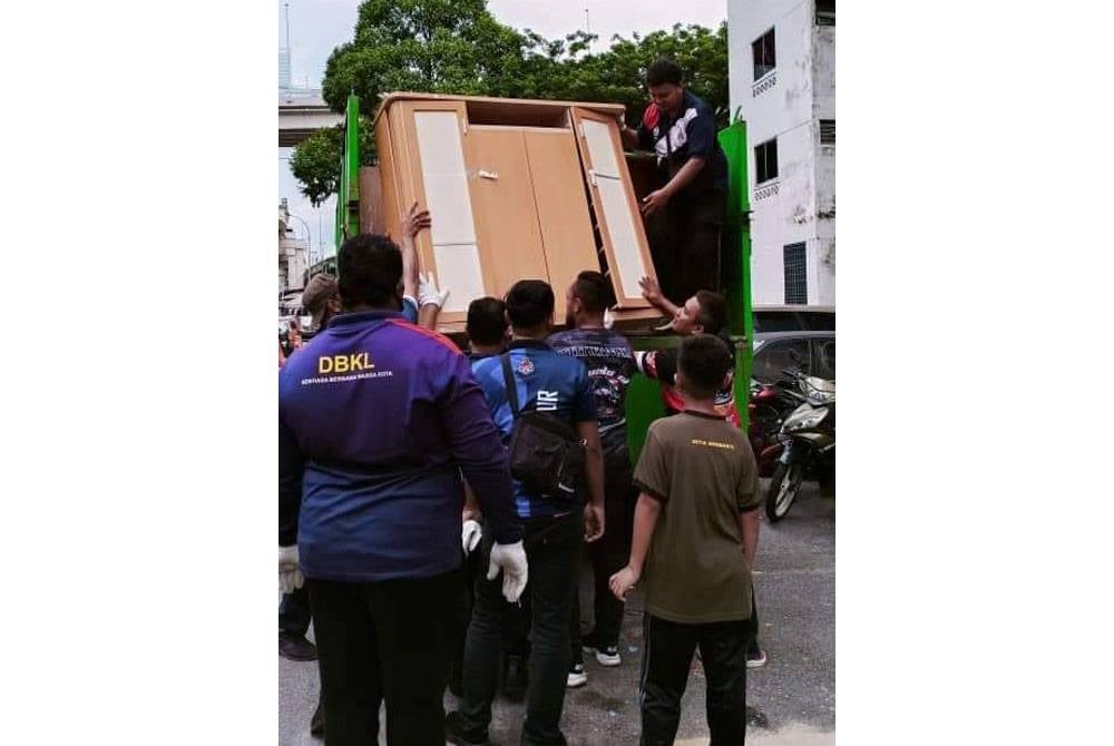 Kerja pembersihan perabot dilaksanakan pada program gotong-royong pada Sabtu.