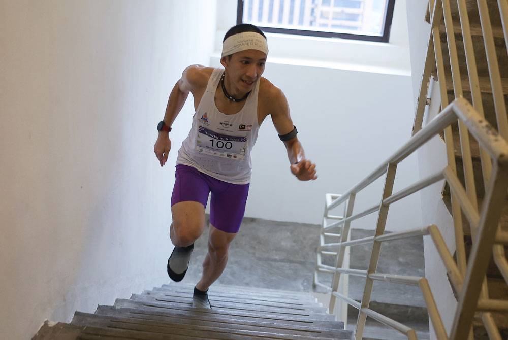 Wai Ching ketika beraksi pada acara Tower Run 2023 kategori lelaki terbuka di Berjaya Times Square, Kuala Lumpur pada Ahad. - Foto: Bernama