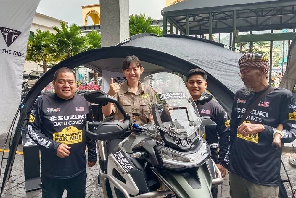 Yu Man (tengah) selepas Majlis Pelancaran Givi Rimba Raid Taman Negara edisi ke lapan bersempena hari pengambilan ‘racer’s kit’ oleh peserta-peserta.