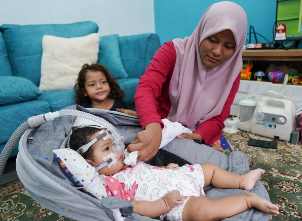 Sufi Syafrina minum susu khas menggunakan tiiub menerusi hidung setiap hari. 