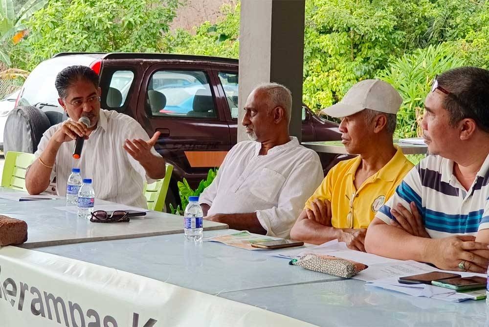Surindar (dua dari kanan) mahu MBI membuat penjelasan terhadap kelulusan projek berhampiran rumah penduduk di Taman Saikat, Ipoh.