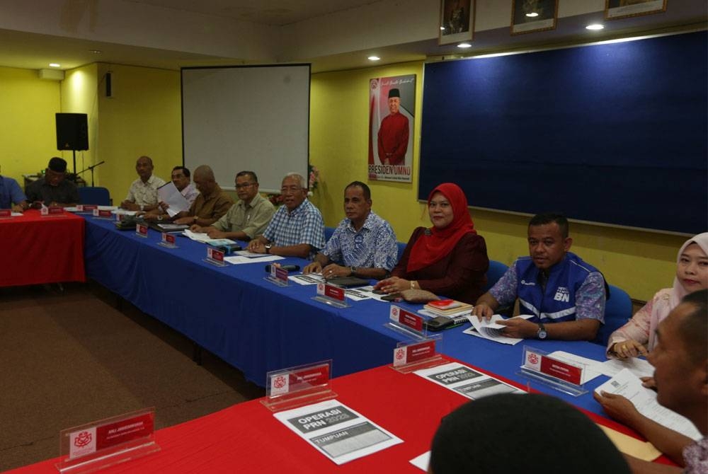 Datuk Seri Mahadzir Khalid mempengerusikan Mesyuarat Ahli Jawatankuasa UMNO Bahagian Padang Terap di Pejabat UMNO Bahagian Padang Terap di Kuala Nerang pada Ahad.