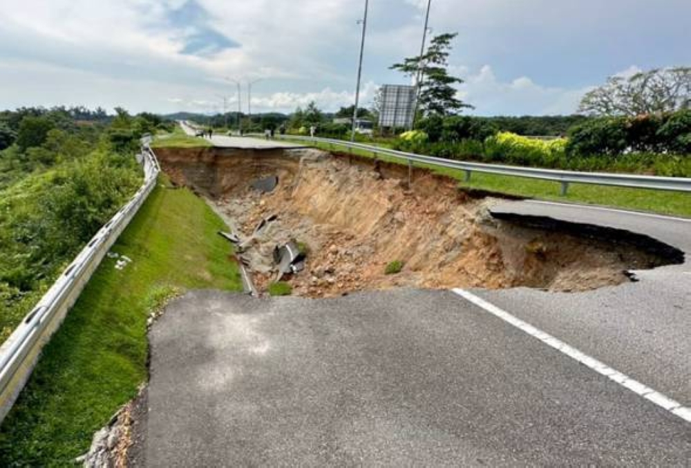 Mendapan berlaku di sepanjang 25 meter kawasan jalan raya utama di lokasi kejadian. - Foto Bomba