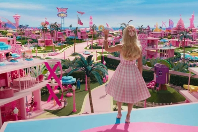 Dunia Barbie Land serna indah berlatar belakng warna merah jambu. - Foto Warner Bros Pictures